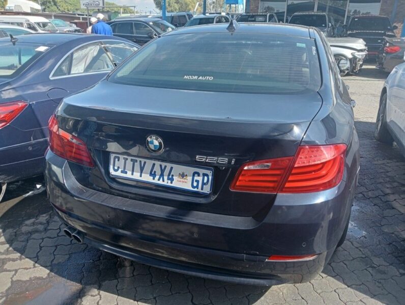 
								2010 BMW 528i A/T full									