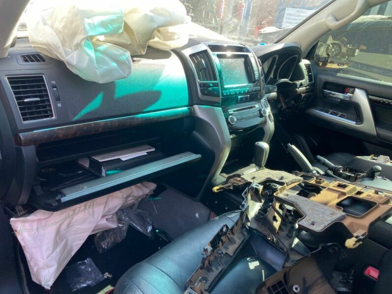 
								2013 TOYOTA LAND CRUISER 200 full									