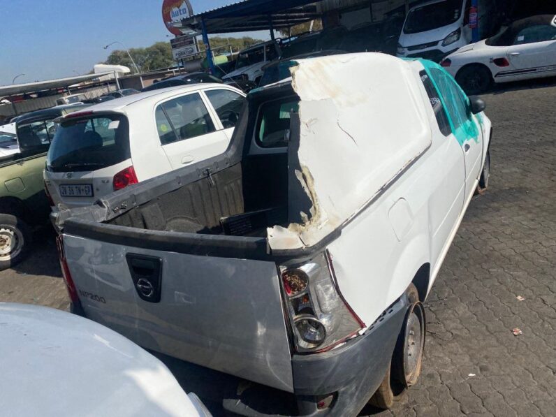 
								2022 NISSAN NP200 1.6 8V full									