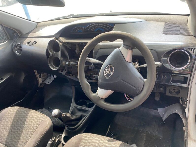 
								2015 TOYOTA ETIOS CROSS 1.5 XS full									