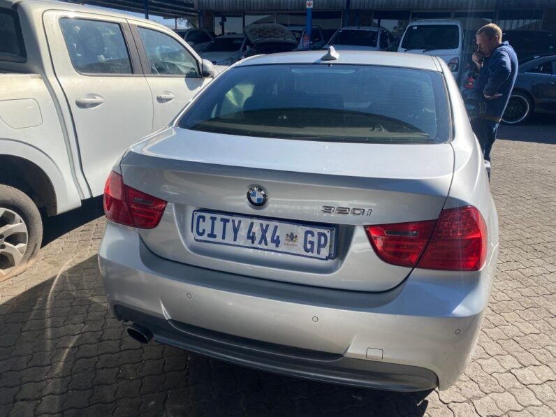 
								2009 BMW 320i full									