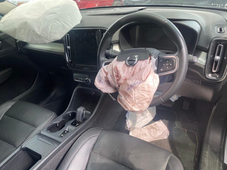 
								2020 VOLVO XC40 full									