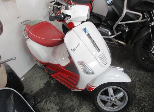
								2011 VESPA SCOOTER full									