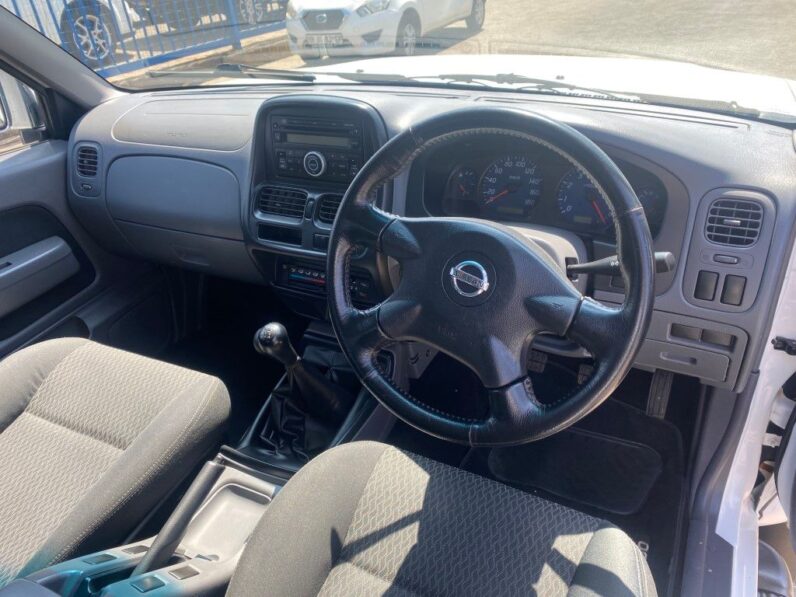 
								2018 NISSAN NP300 2.4i full									