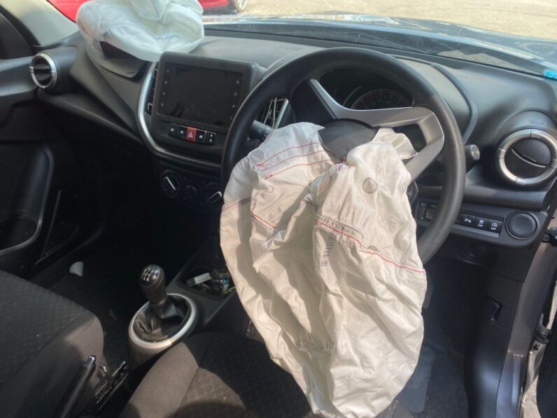 
								2024 TOYOTA VITZ 1.0 XR full									