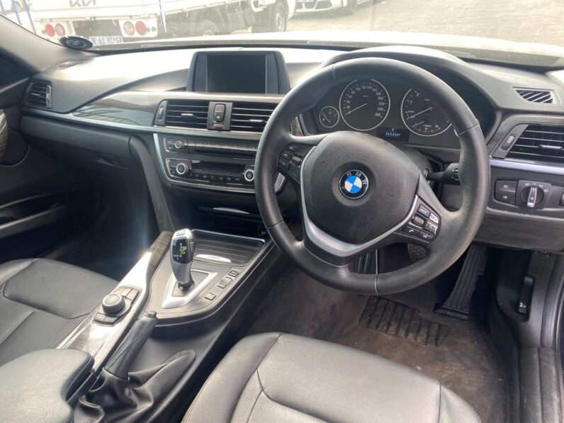 
								13 BMW 320i full									