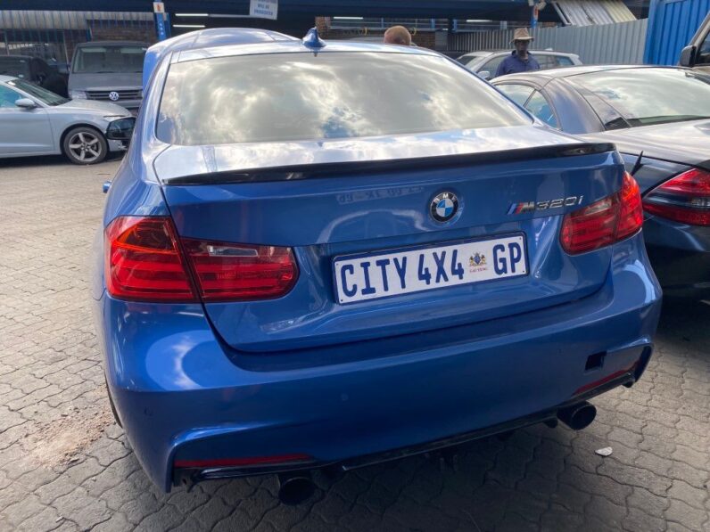 
								2014 BMW 320i M SPORT full									