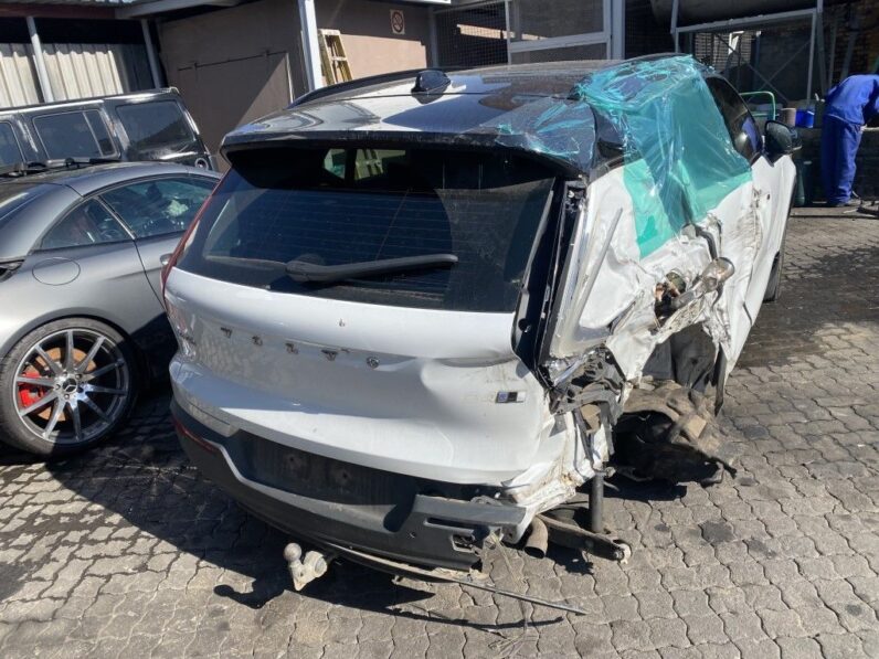 
								2021 VOLVO XC40 full									