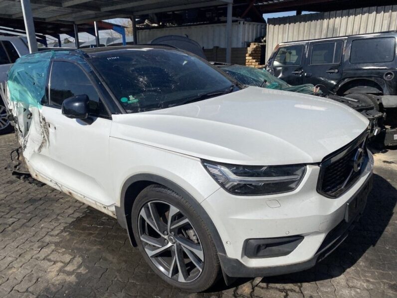 
								2021 VOLVO XC40 full									