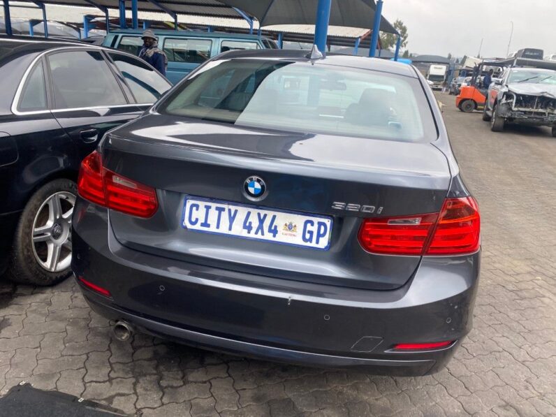 
								2013 BMW 320i full									