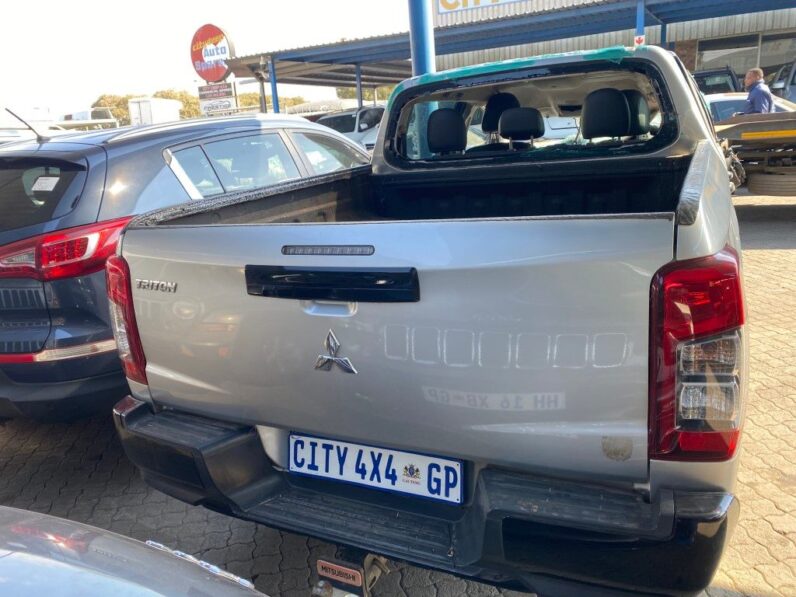 
								2022 MITSUBISHI TRITON SU full									