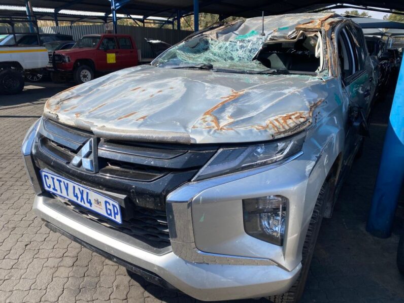
								2022 MITSUBISHI TRITON SU full									