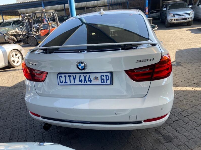 
								2013 BMW 320i full									