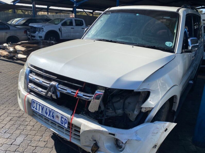 
								2012 MITSHUBISHI PAJERO 3.2 DI full									