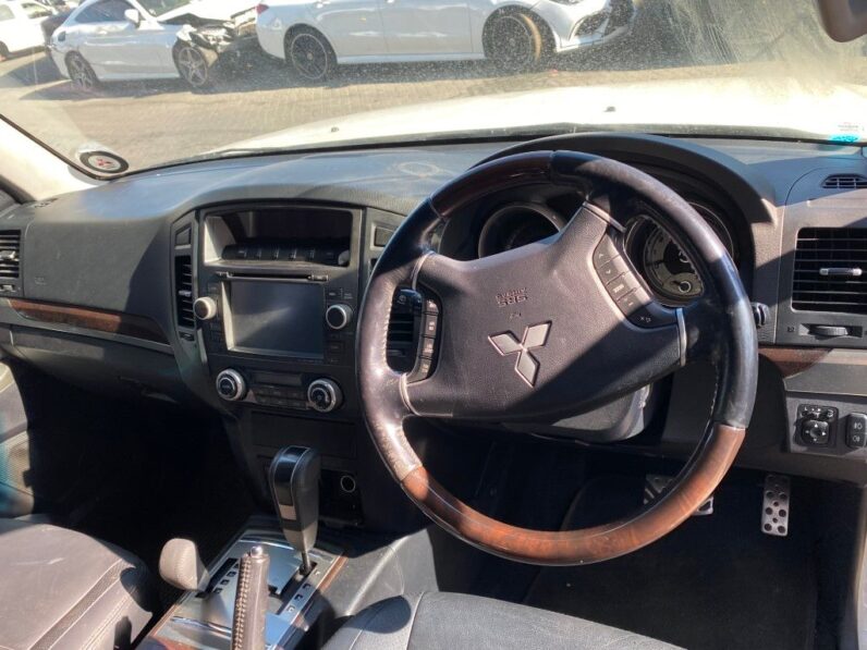 
								2012 MITSHUBISHI PAJERO 3.2 DI full									